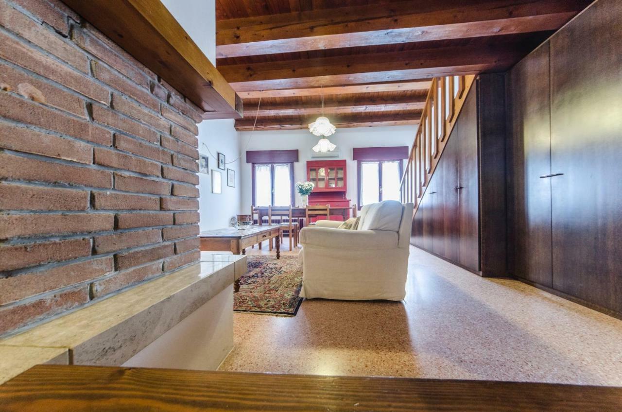 הוילה נואלה Novalesi Red House מראה חיצוני תמונה